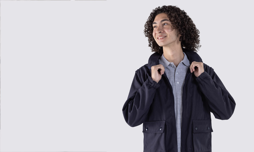 Mujer con camisa gris tomando medidas con una cinta métrica